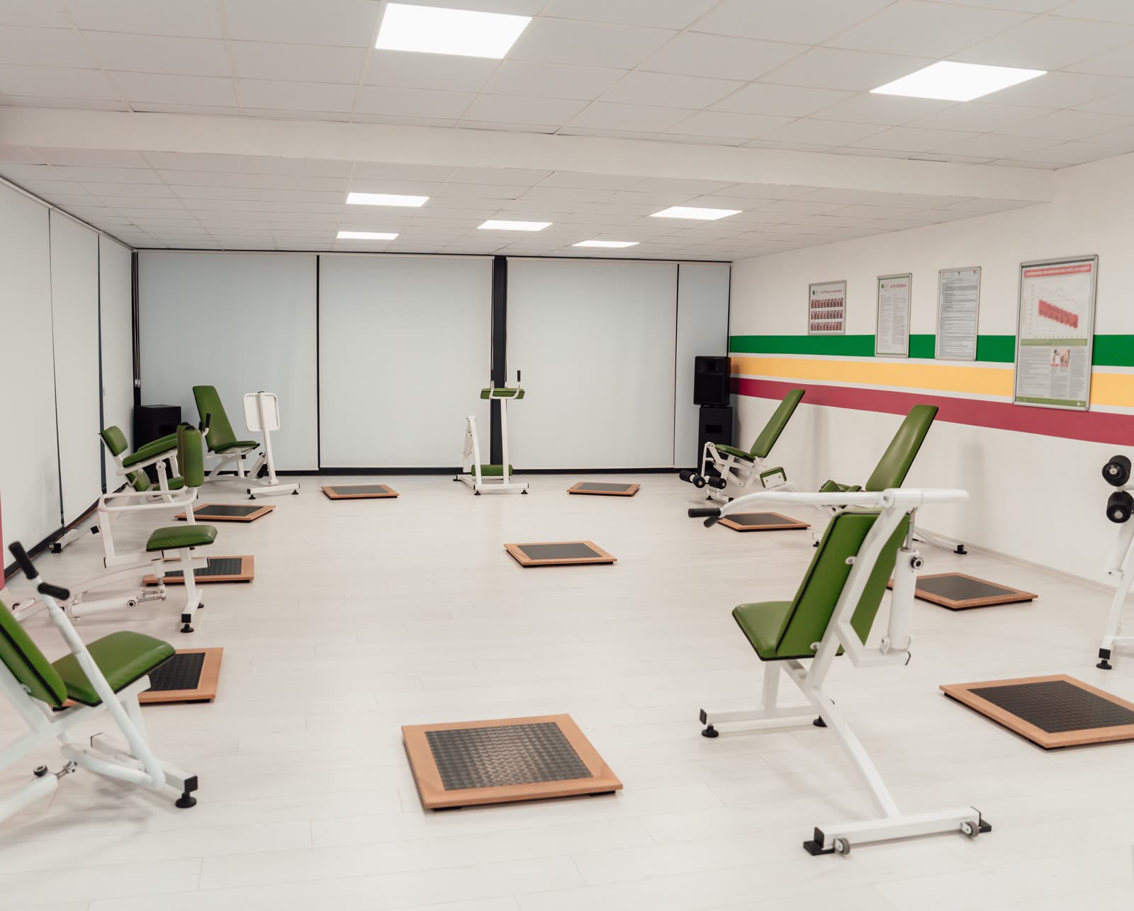 Sala de un centro de salud, con sus equipos